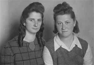לאה המרשטיין (משמאל) ואסתר (יולצ'ה) פיקס (ורשה, 1945)