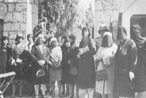 נשים פלסטיניות מפגינות מול מטה הנציב העליון הבריטי, 1929