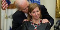 ג'ו ביידן נוגע בכתפיים של אישה בתקופת בחירות