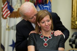 ג'ו ביידן נוגע בכתפיים של אישה בתקופת בחירות