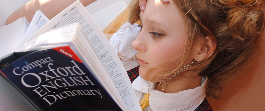 הוראת שפות מסורתית: אישה מתוסכלת מול מילון אוקספורד