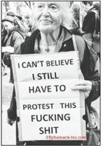 התנועה הפמיניסטית לא משנה: קשישה עם שלט "אני לא מאמינה שאני עדיין צריכה למחות על החרא הזה"