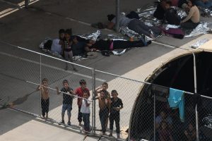 מהגרים במאהל מאולתר מחוץ לתחנת משמר הגבול בטקסס, ארה"ב. 15 במאי 2019. צילום: לורן אליוט / רויטרס