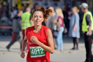 מירוץ הנשים בתל אביב מיוצג בידי תמונה של אישה רצה מרתון