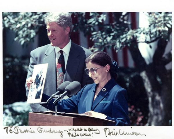10.8.1993: הנשיא קלינטון ושופטת בית המשפט העליון, רות ביידר-גינסבורג, בטקס ההשבעה של השופטת בבית הלבן. (Markowitz/Sygma/Corbis)