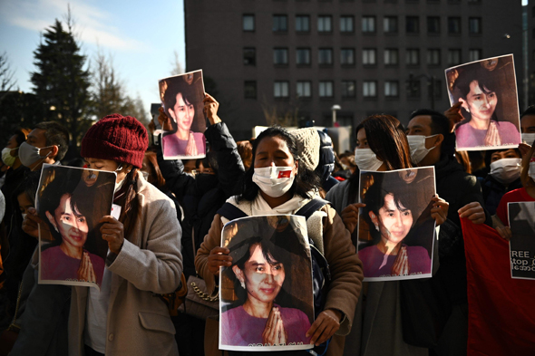 מפגינים נושאים את תמונתה של אונג סן סו צ'י | AFP