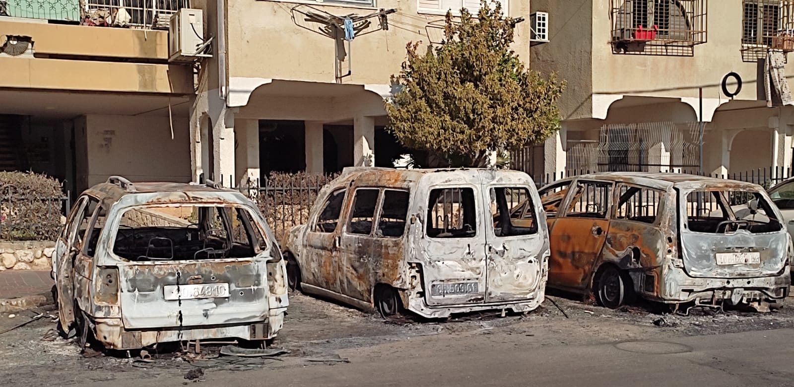 תמונה של ערים מעורבות: מכוניות שרופות בלוד