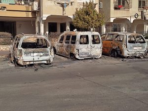 תמונה של מכוניות שרופות בלוד