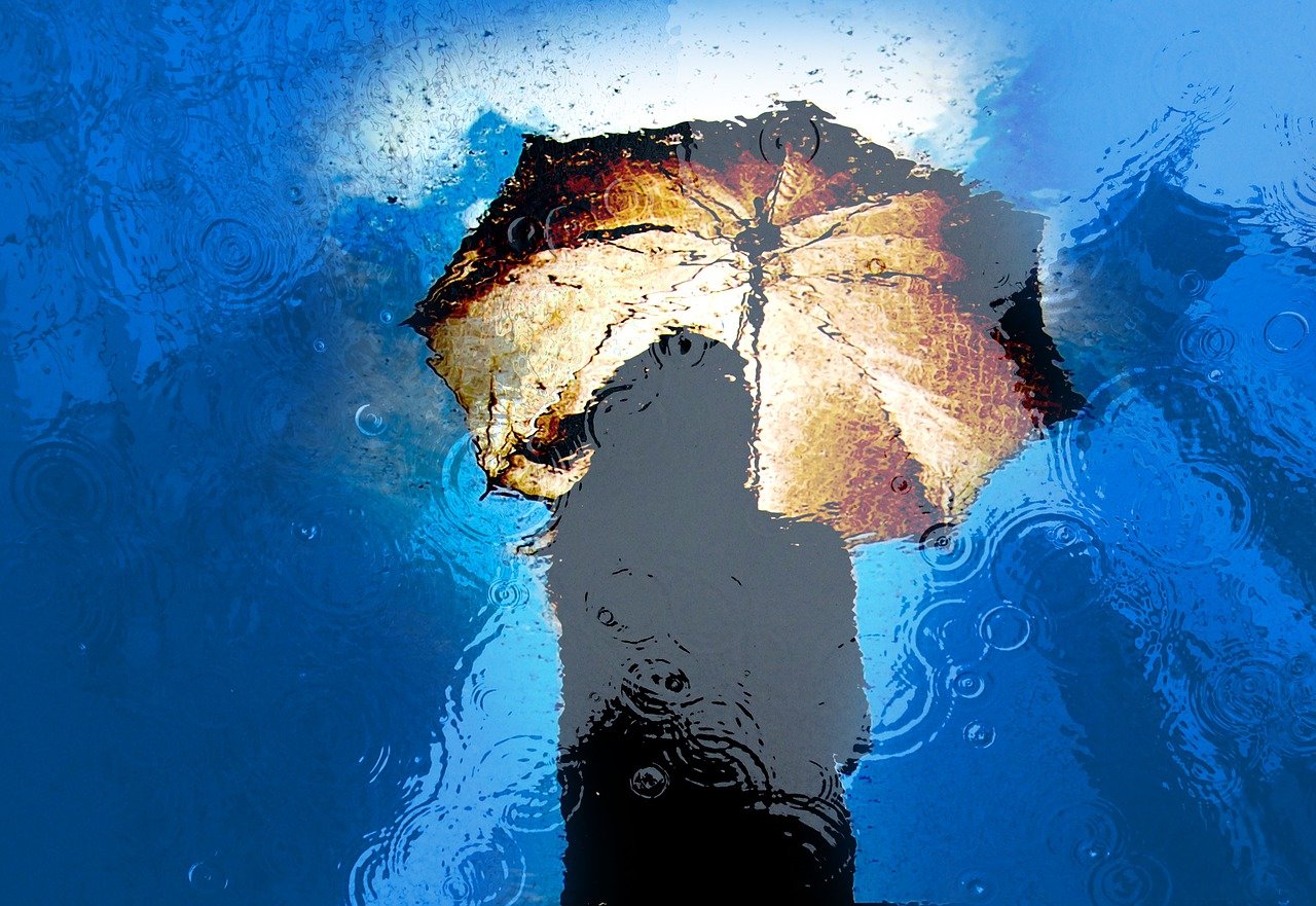 ביטוח אונס מעורר דילמה שמיוצגת בתמונה של אישה מוצפת מים תחת מטריה