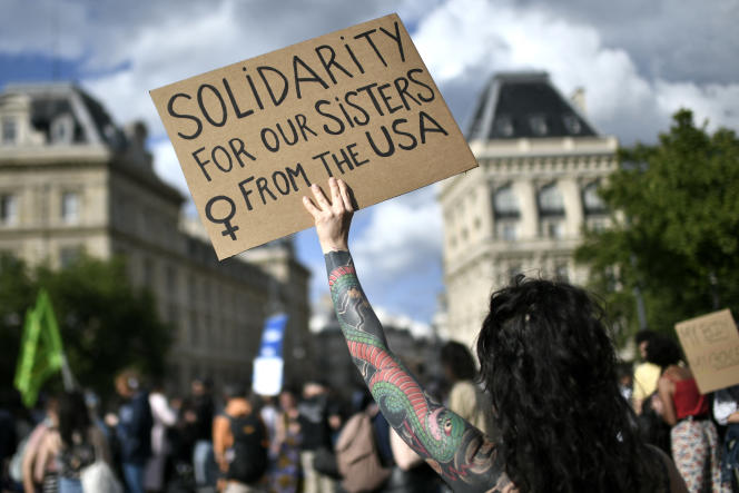 נשים בצרפת מפגינות בסולידריות עם נשות ארה"ב. צילום AFP
