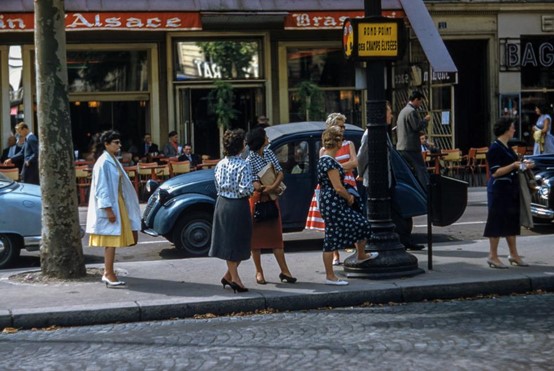תמונת נשים משנות ה-50/60 ממתינות בתחנת אוטובוס 