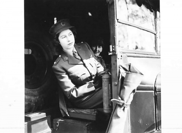 המלכה אליזבת במלחמת העולם השניה. התמונה לקוחה מתוך - imperial war museum collection, H41661