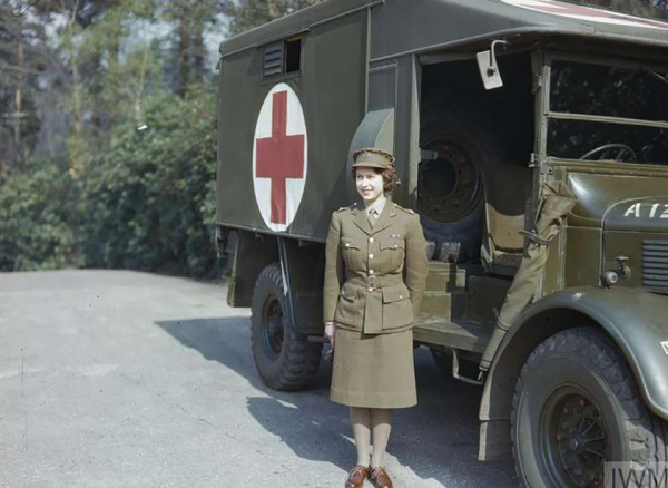 המלכה אליזבת במהלך מלחמת העולם השניה. תמונה מתוך: the Imperial War Museum collection, TR 2832