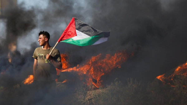 צעיר פלסטיני מפגין בעזה | צילום: רויטרס