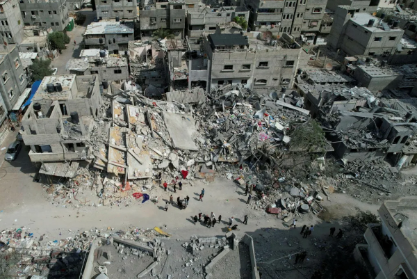 בניין שנהרס כתוצאה מתקיפת חיל האוויר במחנה הפליטים נוסייראת שבעזה, 16/10צילום: Hatem Moussa/אי־פי