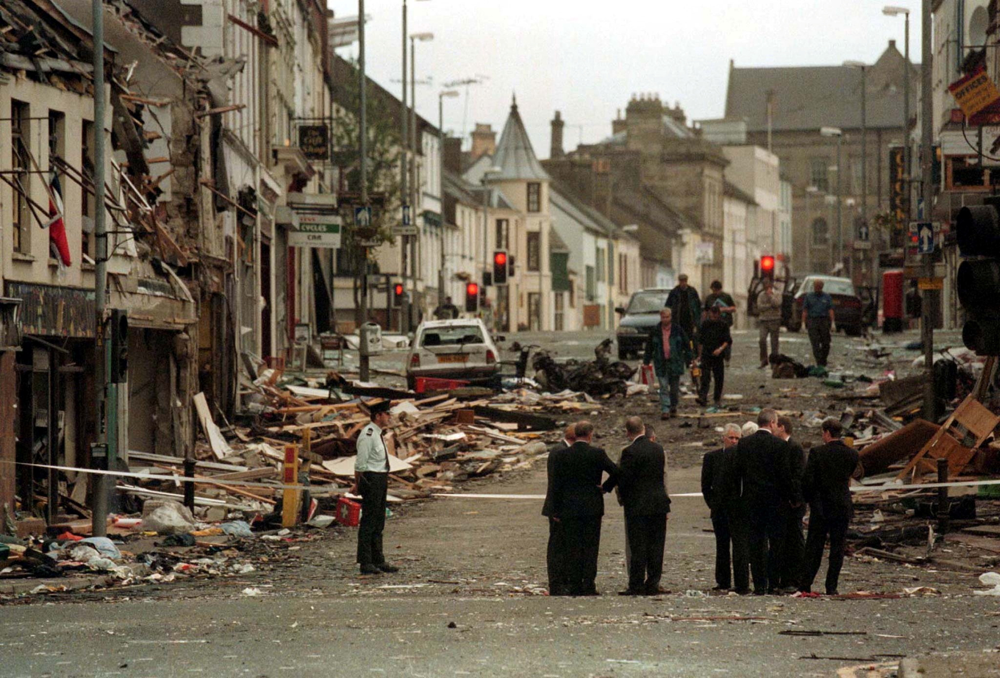 לאחר פיצוץ מכונית התופת באומהה, 1998 |מקור: מיק מהוני, רויטרס