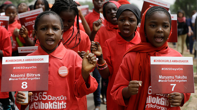 נערות מפגינות במלאת שנה לחטיפת אחיותיהן בניגריה. צילום: AP